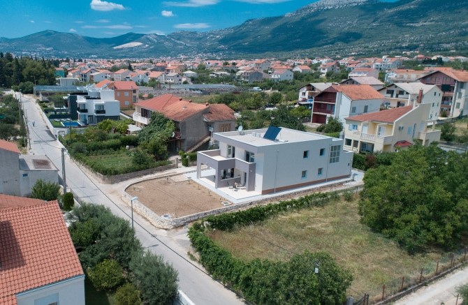 Apartments Navi with surroundings and view to the mountainside