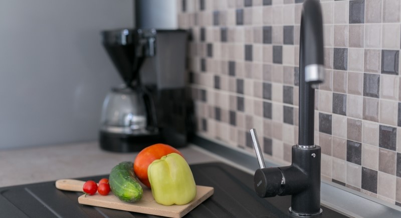 Apartments Navi - Apartment 2 (4+2) Sink in kitchen with vegetables ready to cut