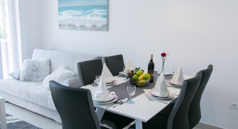 Apartments Navi - Apartment 2 (4+2) Dining table and decoration